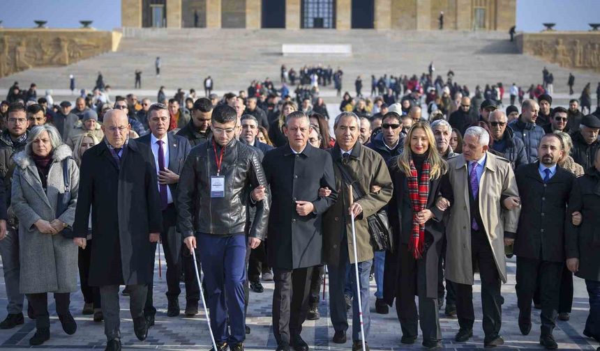 Özgür Özel'den Anıtkabir'de Sert Mesaj: "Sivil Darbeye Karşı Ayağa Kalktık!"