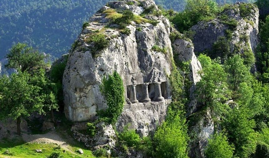 Sinop’ta Zamanda Yolculuk! Binlerce Yıllık Kaya Mezarları ve 164 Yıllık Fener Aynı Rotada