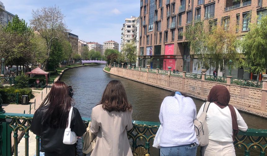 Temizlikten Sonra İlk Kez Bu Kadar Güzel Görüldü! Porsuk Çayı Turistlerin Gözdesi Oldu