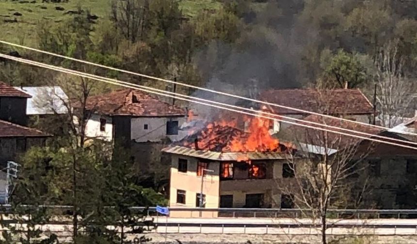 Yangın Paniği: Alevler 3 Katlı Evi Kullanılamaz Hale Getirdi