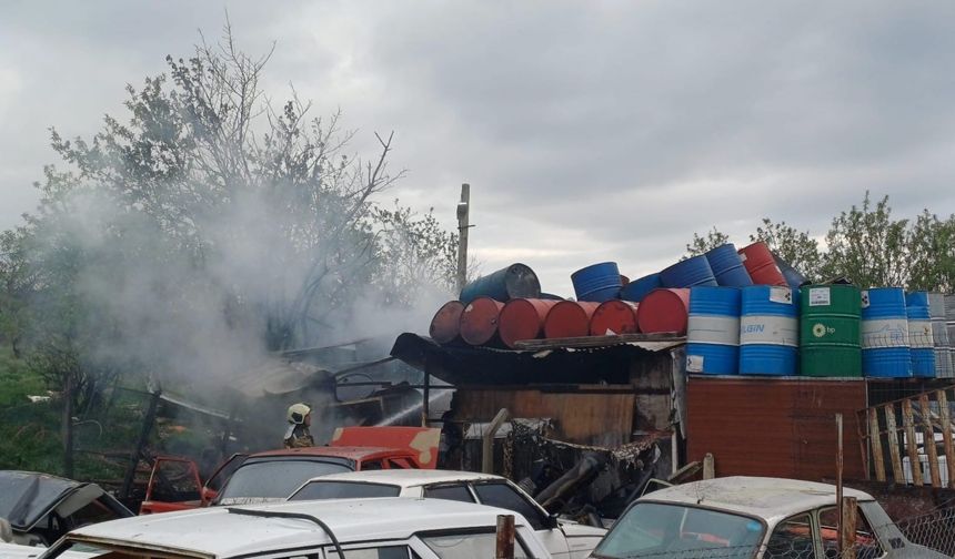 Ankara’da Hurdalıkta Korkutan Yangın! Variller Bomba Gibi Patladı