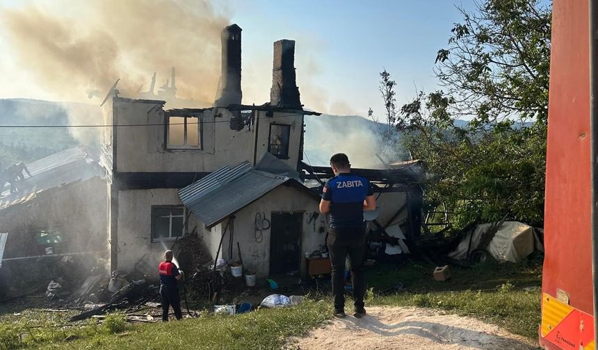 Kastamonu Azdavay’da Yangın: Ahşap Ev Kül Oldu
