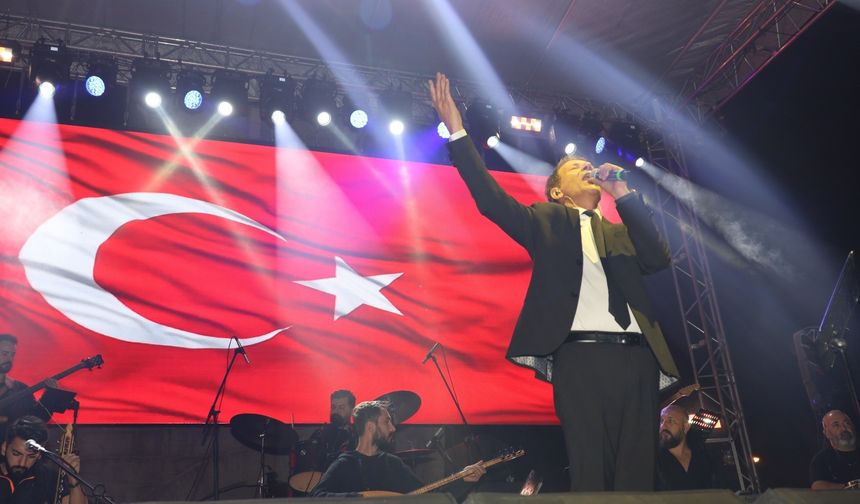 Samsun Asarcık’ta Yürekleri Isıtan Yaz Gecesi! Yıldızdoğan Sahneye Damga Vurdu