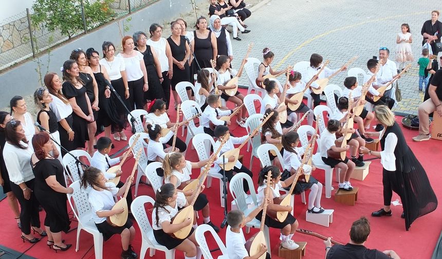 Yılsonu Şenliği’ne Renk Katan Minik Müzisyenler ve Anneleri