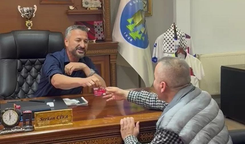 Başkan Civa'dan Örnek Davranış: Maaş Kartını İhtiyaç Sahibine Verdi