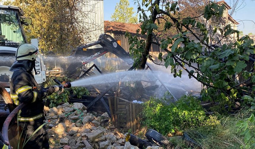 Kocaeli Başiskele'de Ahır ve Samanlık Yangını: Alevler Her Yeri Sardı!