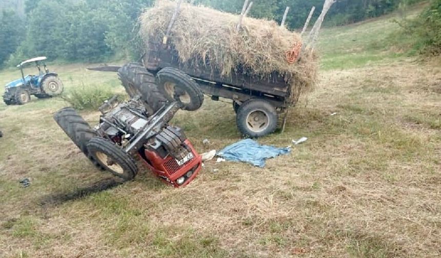 Saman Yüklü Traktör Devrildi, Sürücü Can Mücadelesi Veriyor