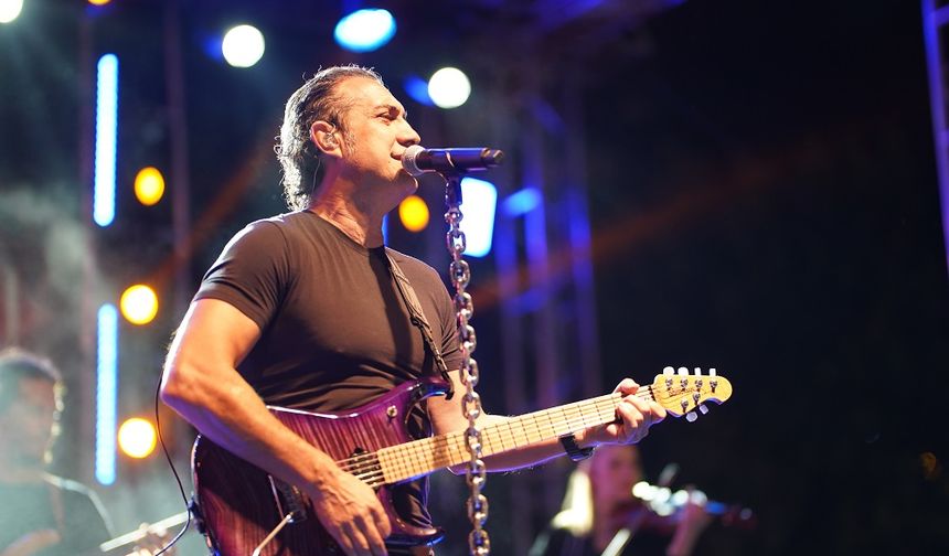 Kıraç, Erzincan’da Muhteşem Konserle Hayranlarını Coşturdu