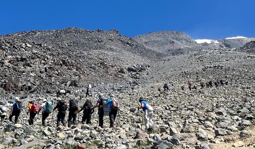 Türkiye’nin Çatısına Tırmandılar Eskişehirli Dağcılar Zirvede Gurur Yaşattı