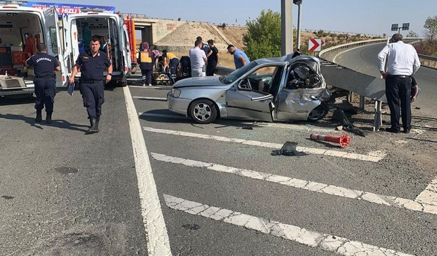 Kırıkkale’de Bariyerlere Çarpan Otomobil Hurdaya Döndü: 5 Yaralı