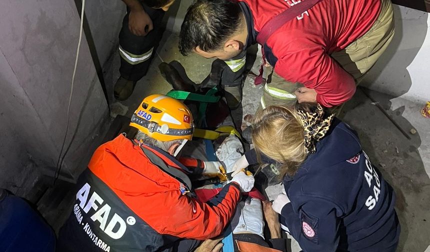 Apartman Boşluğuna Düşen Yaşlı Adam Kurtarıldı