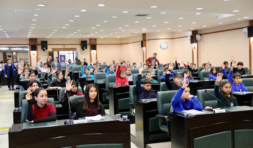 Çocuklara Özel Gün: Çocuk Meclisi ve Balonya Etkinliği Bir Arada