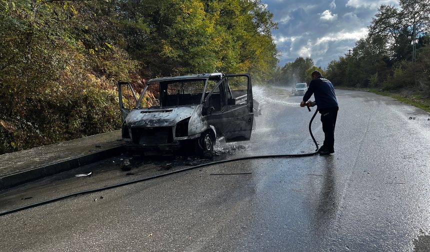 Kamyonet Seyir Halindeyken Yandı