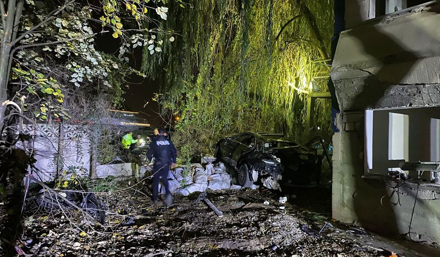 Otoban Köprüsünde Feci Kaza Araçlar Bariyerleri Aşarak Bahçeye Düştü