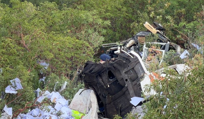 Tır Uçuruma Yuvarlandı, 2 Kişi Hayatını Kaybetti
