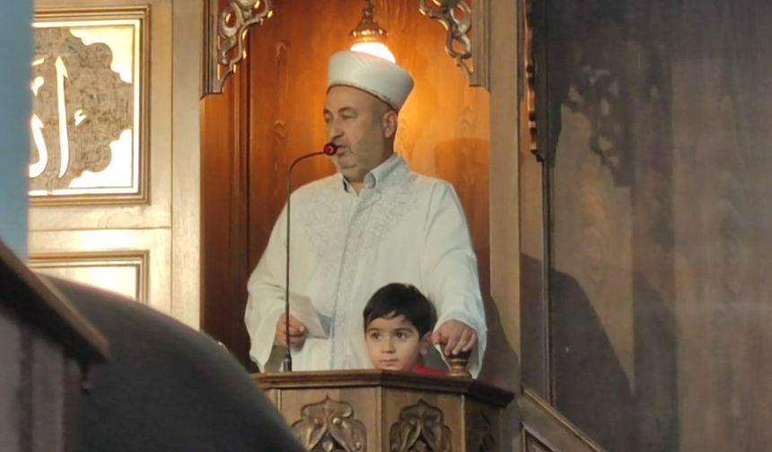 Van’da Yürekleri Isıtan Cuma Anı İmam, Minbere Çıkan Çocuğu Kucağına Alıp Hutbeyi Birlikte Okudu