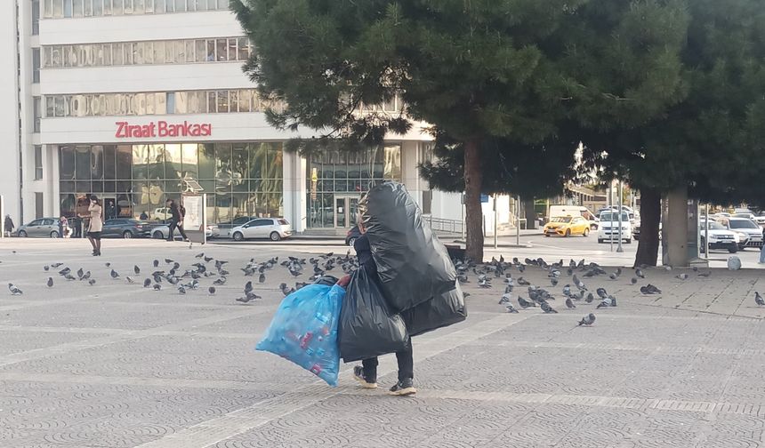 Yürek Burkan Görüntü: Yaşlı Adamın Sırtındaki Yük Hayat Mücadelesini Anlattı