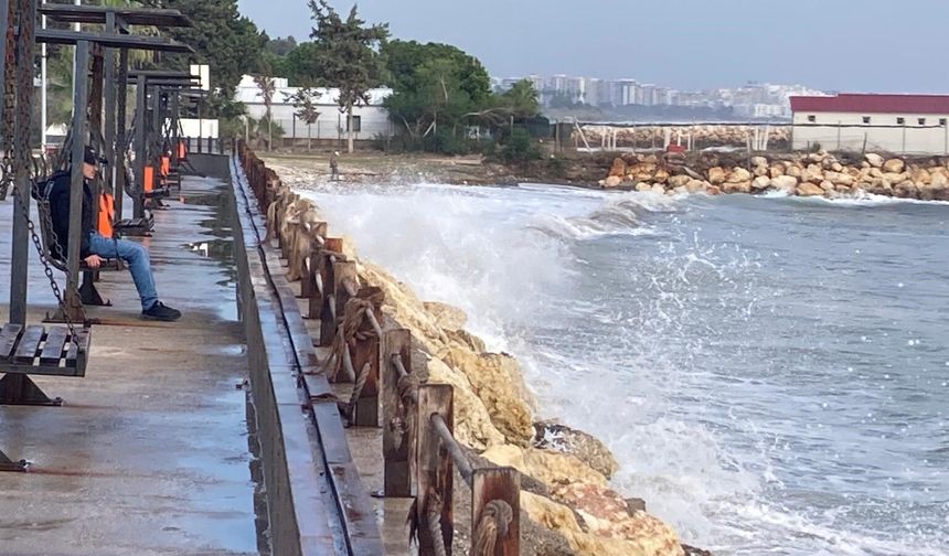 Doğu Akdeniz’de Deniz Taştı Mersin’de Dev Dalgalar Kıyıları Dövdü