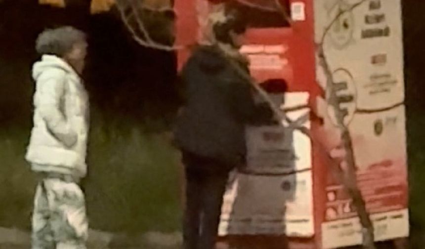 Giysi Kumbarasından Kıyafet Çalan 3 Kişi Kamerada!