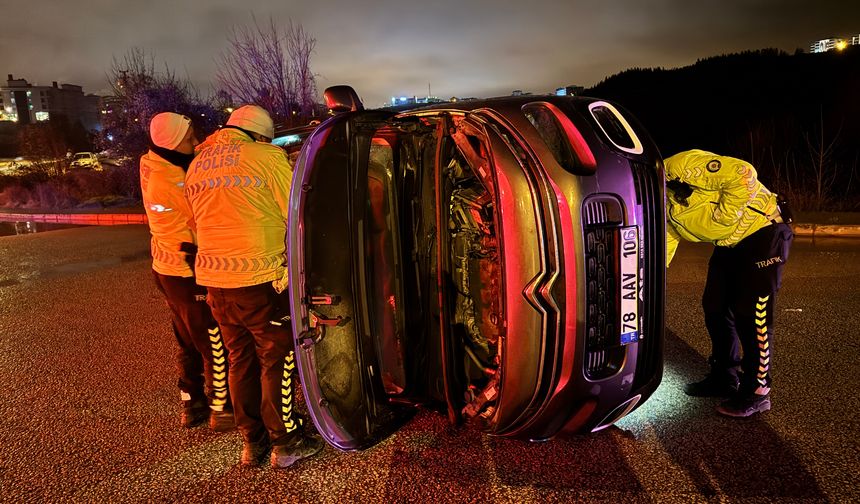 Kontrolden Çıkan Araç Kaldırıma Çarpıp Devrildi!