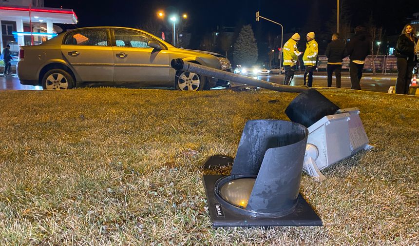 Sinyalizasyon Direğine Çarpan Araç Hurdaya Döndü