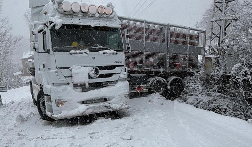Yoğun kar ve buzlanma kazaya neden oldu: Türkeli–Ayancık yolu kapandı