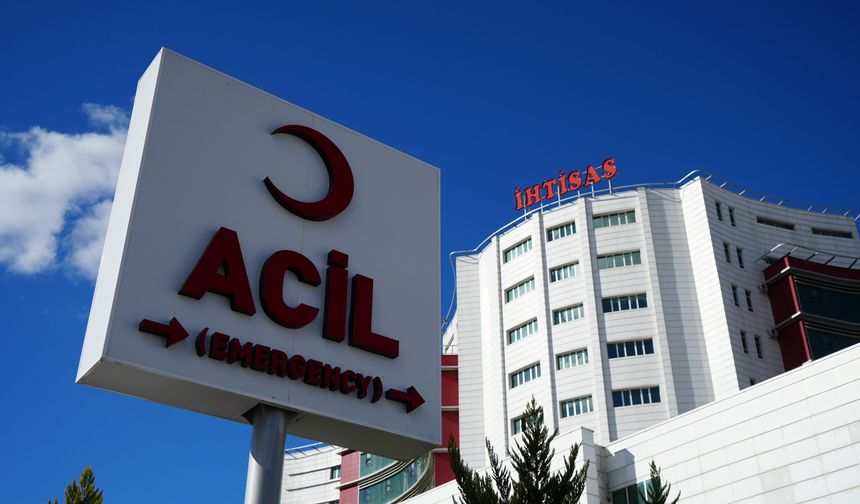 Sanayi Kavşağı’nda kaza! Otomobil beton bariyere çarptı