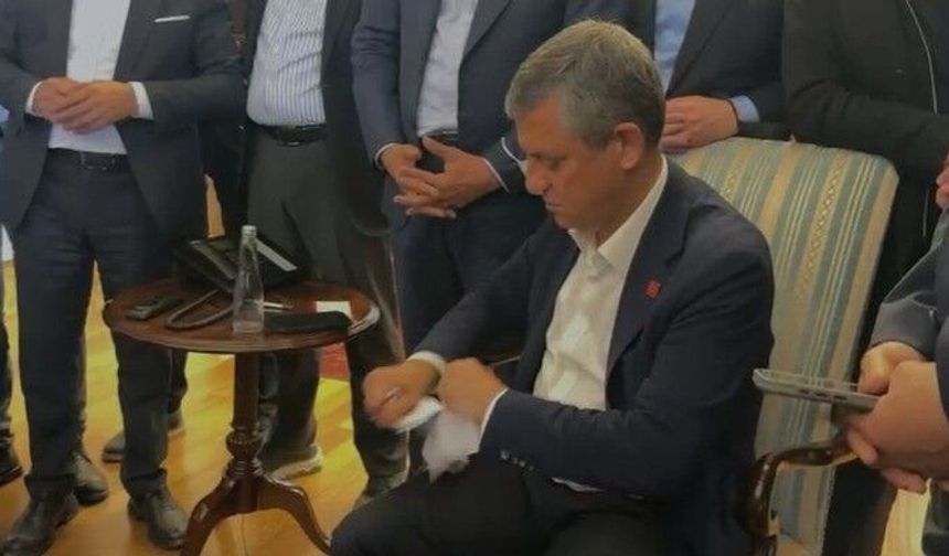 Özgür Özel’den Dikkat Çeken Hamle: Karar Belgesini Yırttı