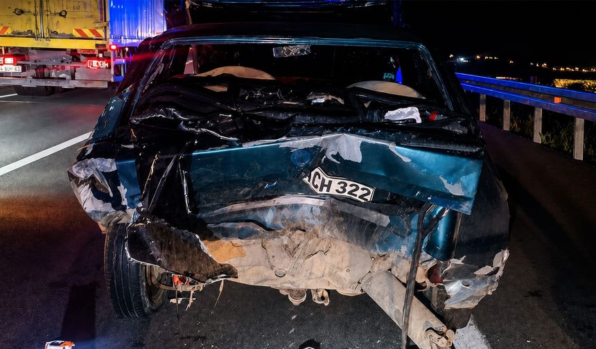 Gece Yarısı Kaza! Banketteki Otomobile Çarptı: 6 Yaralı