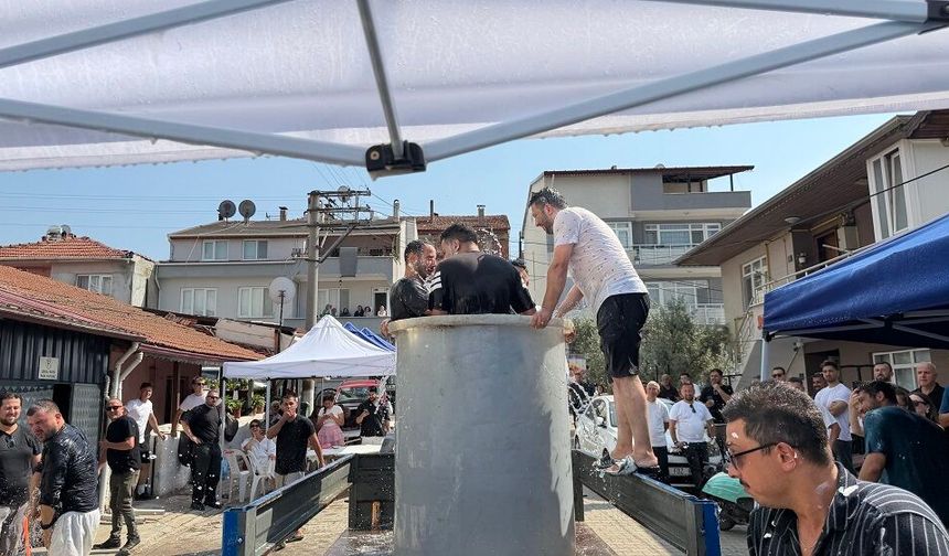 Gelin Alma Töreninde Damat Şaşkına Döndü! Önce Un, Sonra Varil