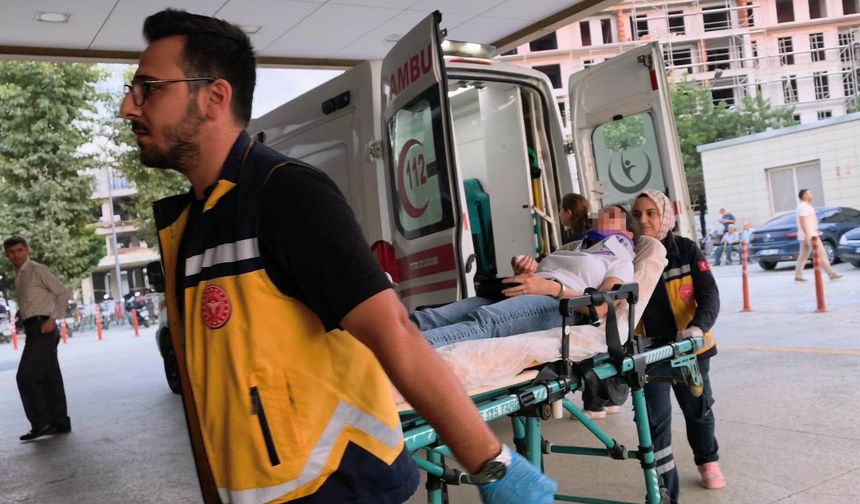 İki Otomobil Çarpıştı, Motosikletli Çift Arada Kalmaktan Son Anda Kurtuldu