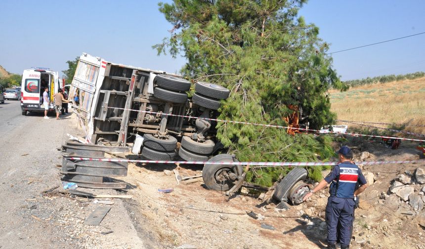 Yolcu Otobüsü Kamyona Çarptı, 1 Ölü!