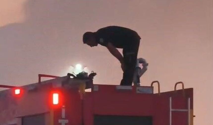 Yangını Söndürdü, Namazını Kılmak İçin İtfaiye Aracının Üzerine Çıktı